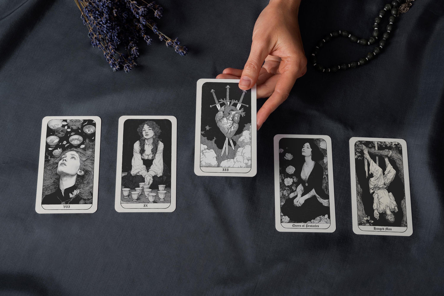 Dark Tarot Destesi – 78 Kartlık Gotik Tarot – Okült Siyah Beyaz Kehanet Kartları – Klasik Rider–Waite Uyumlu – Cadılık ve Gölge Çalışması